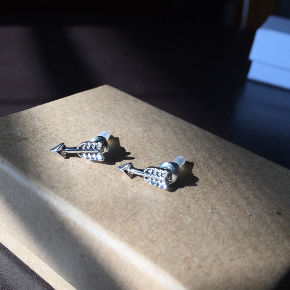 Arrow stud earring